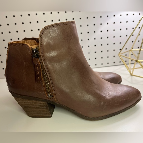 Frye Judith Double Zip Leather Ankle Boots Size 8.5 in Wheat - Picture 10 of 16